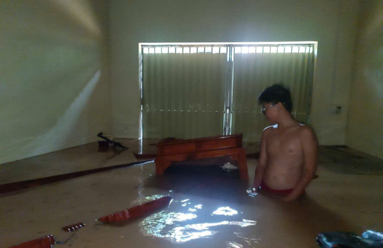 Phía trong một ngôi nhà tại phường Thục Phán, tỉnh Cao Bằng bị nước tràn vào.
