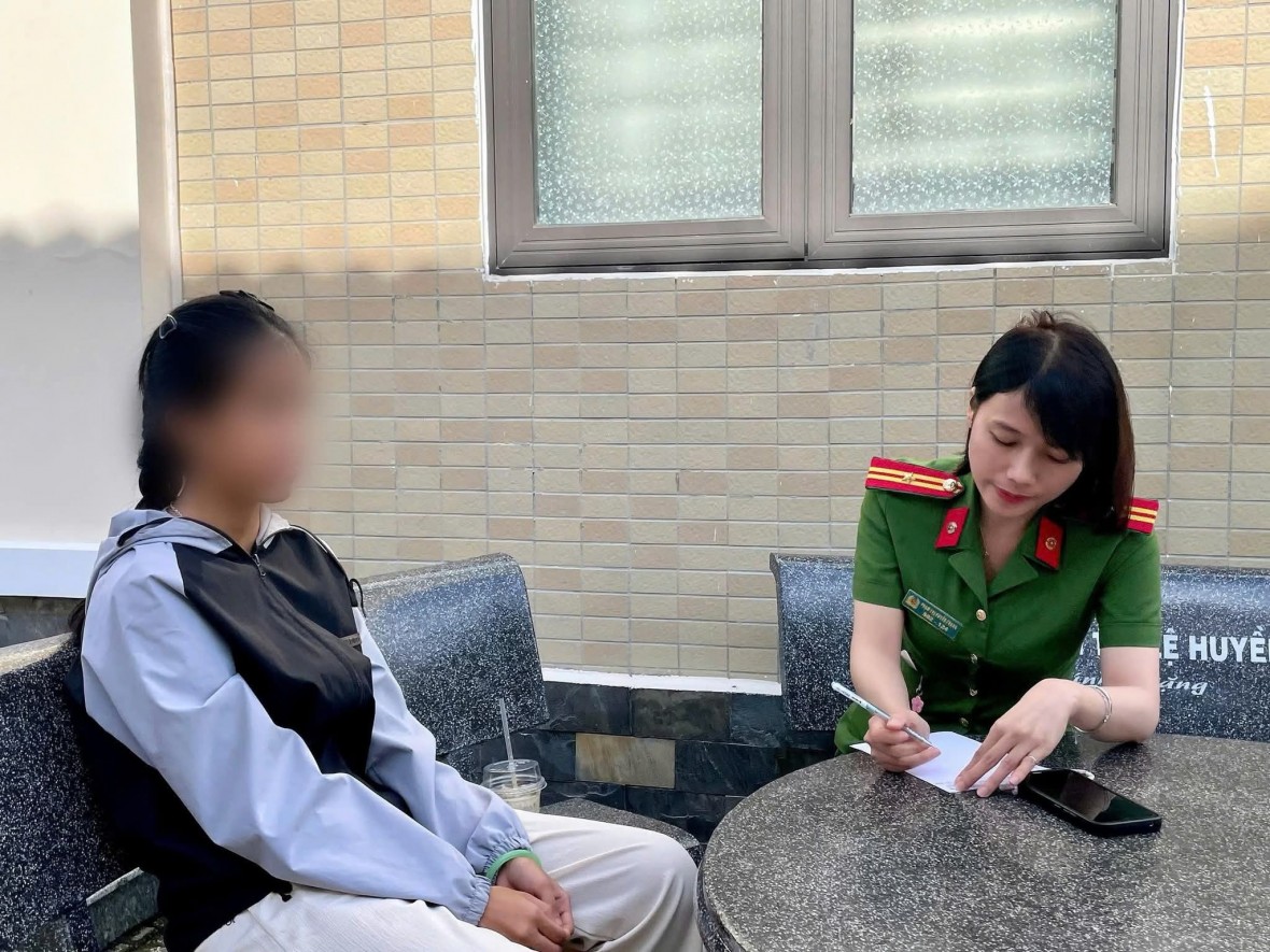 Nữ sinh L. được Công an hỗ trợ, ngăn chặn kịp thời vụ lừa đảo - Ảnh Công an Đà Nẵng.