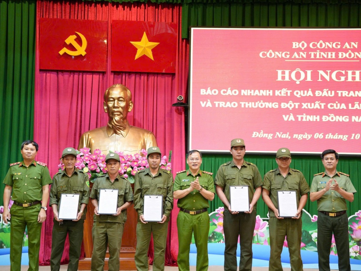 Khen thưởng các cá nhân, tập thể tham gia phá án - Ảnh Bộ Công an.