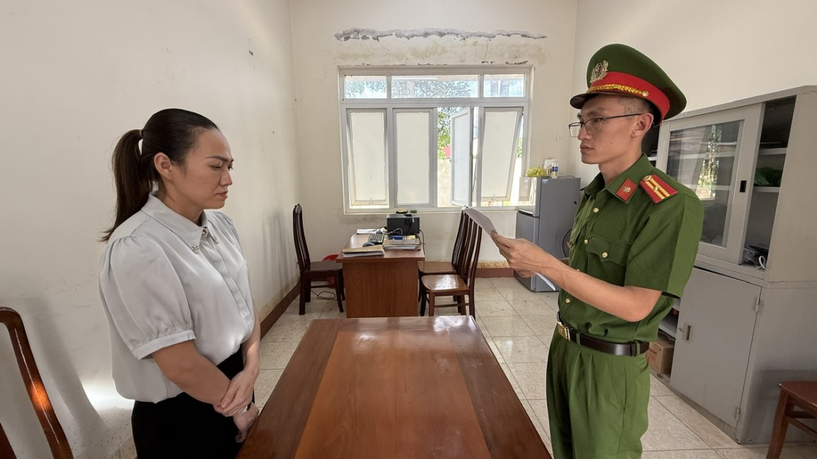 Khởi tố người phụ nữ ở Đắk Lắk tông Chủ tịch xã tử vong sau khi đã ăn nhậu Khởi tố người phụ nữ ở Đắk Lắk tông Chủ tịch xã tử vong sau khi đã ăn nhậu