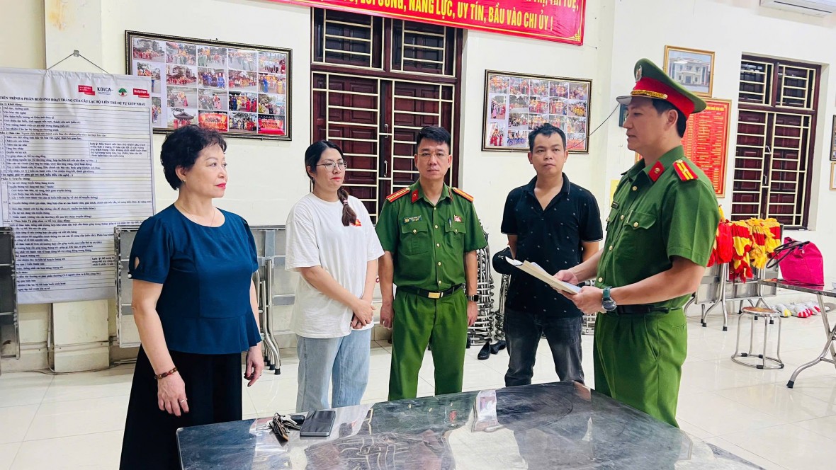 Cơ quan Cảnh sát điều tra Công an tỉnh Lào Cai thi hành lệnh khám xét chỗ ở của đối tượng Trần Thị Dung