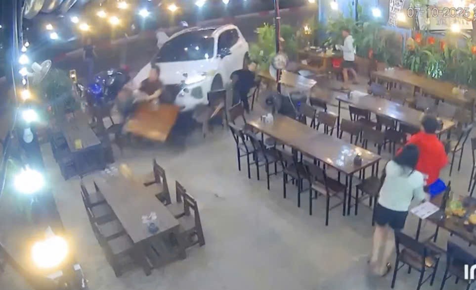 Người đàn ông ở Gia Lai lao ô tô vào quán nhậu khiến 2 người thương vong