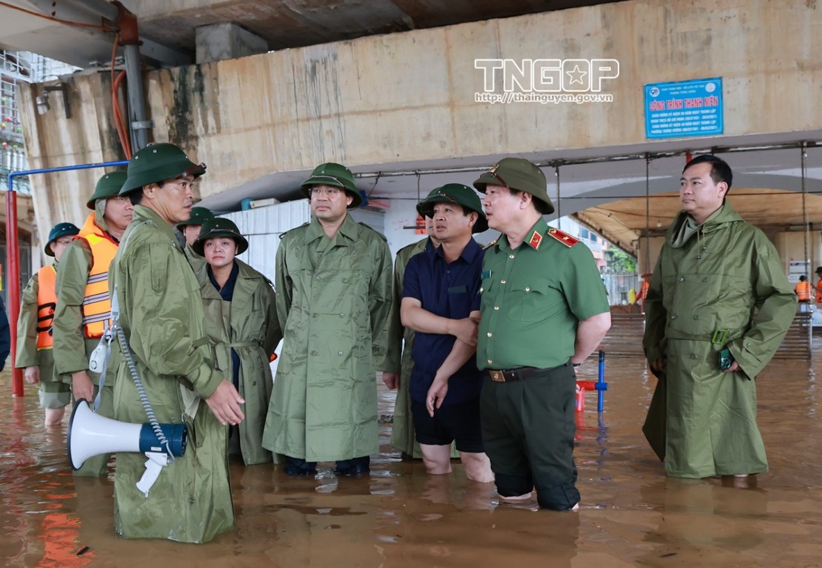 Thái Nguyên họp khẩn trong đêm, chỉ đạo tập trung ứng phó, khắc phục hậu quả cơn bão số 11