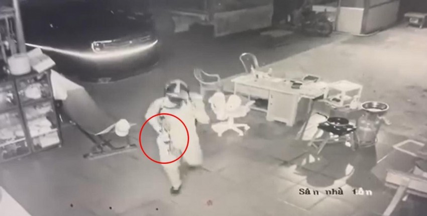 Camera ghi lại cảnh nghi phạm Lê Sỹ Tùng vào nhà nạn nhân gây án.