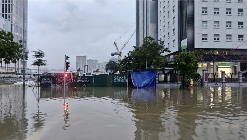 Các tuyến phố Hà Nội còn ngập sâu vào trưa ngày 8/10, người dân nên tránh