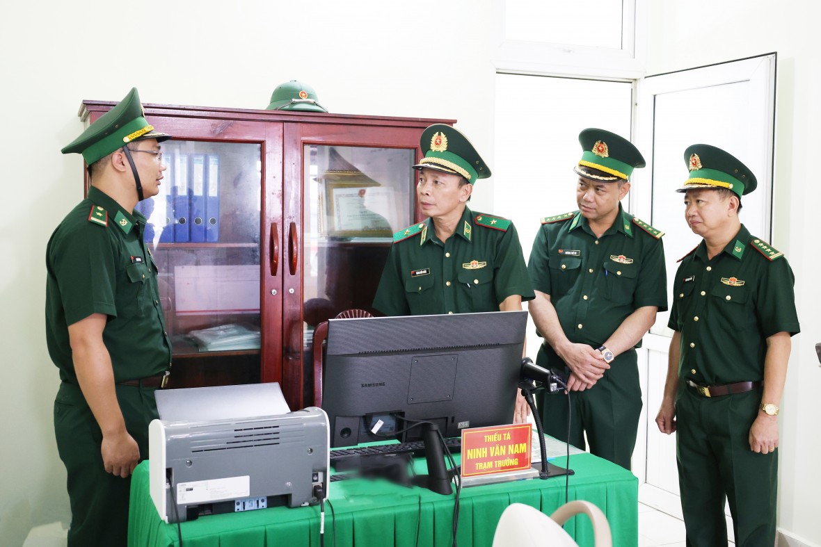 Thiếu tướng Hoàng Hữu Chiến kiểm tra tại Đồn Biên phòng Nam Du