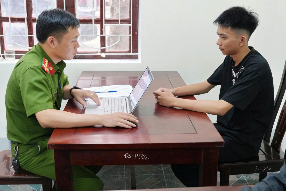 Lấy lời khai Nguyễn Hữu Phúc - Ảnh Công an Nghệ An.