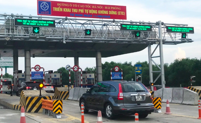 Ô tô qua trạm thu phí trên cao tốc Hà Nội - Hải Phòng (Ảnh minh họa: E.C).