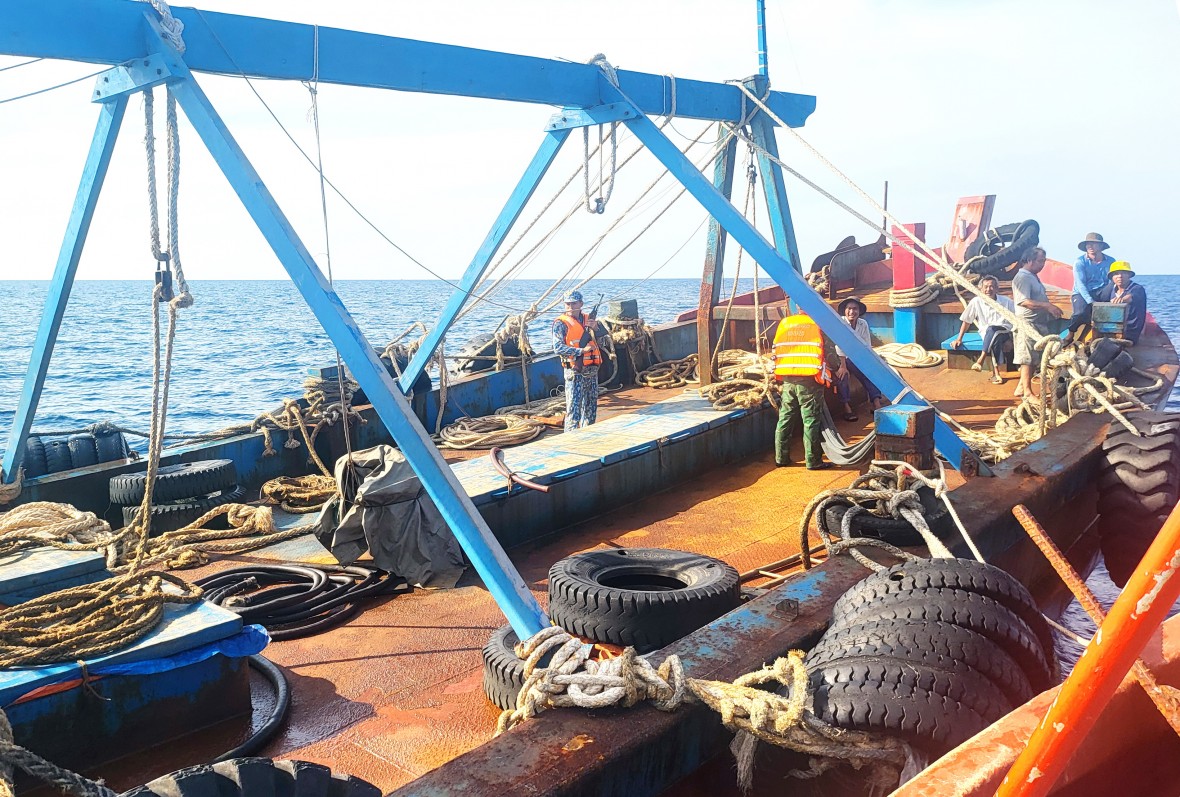 Cà Mau: Phát hiện 2 tàu cá vận chuyển trái phép hơn 80.000 lít dầu trên biển