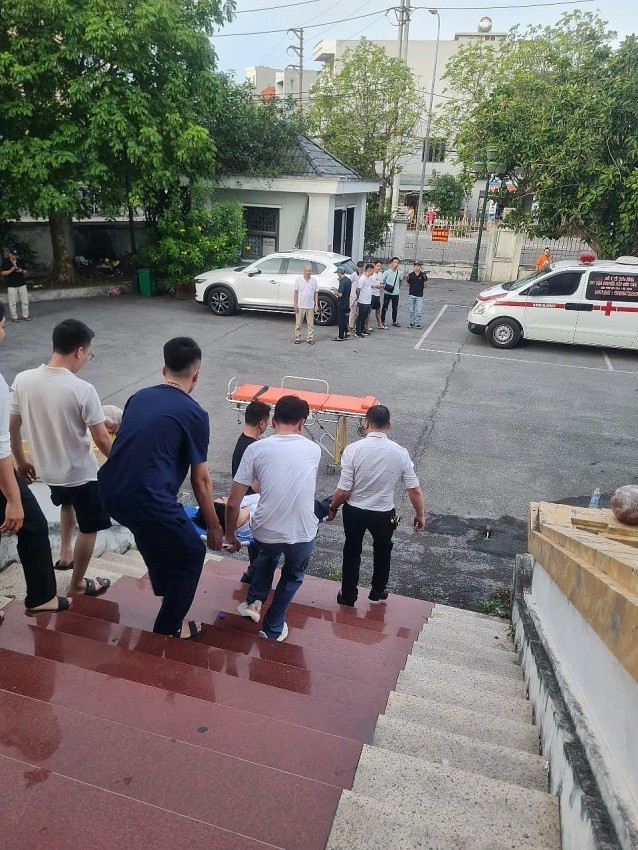 Lực lượng y tế và cán bộ chức năng nhanh chóng hỗ trợ, đưa bị cáo nằm trên cáng ra ngoài để cấp cứu kịp thời.
