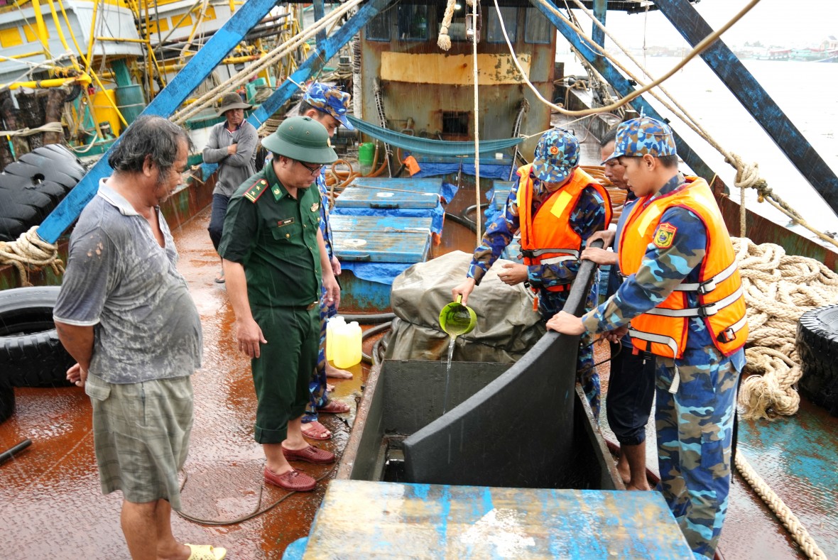Cà Mau: Phát hiện 2 tàu cá vận chuyển trái phép hơn 80.000 lít dầu trên biển