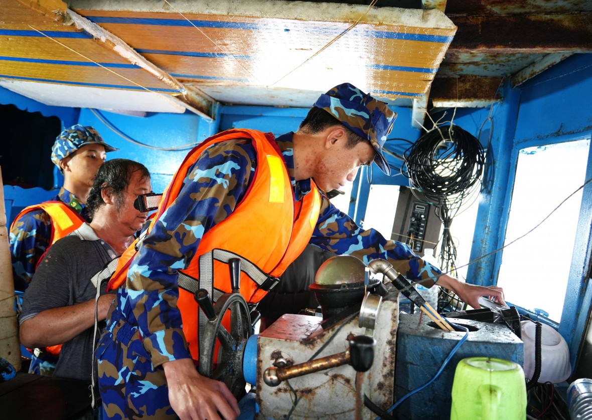 Cà Mau: Phát hiện 2 tàu cá vận chuyển trái phép hơn 80.000 lít dầu trên biển