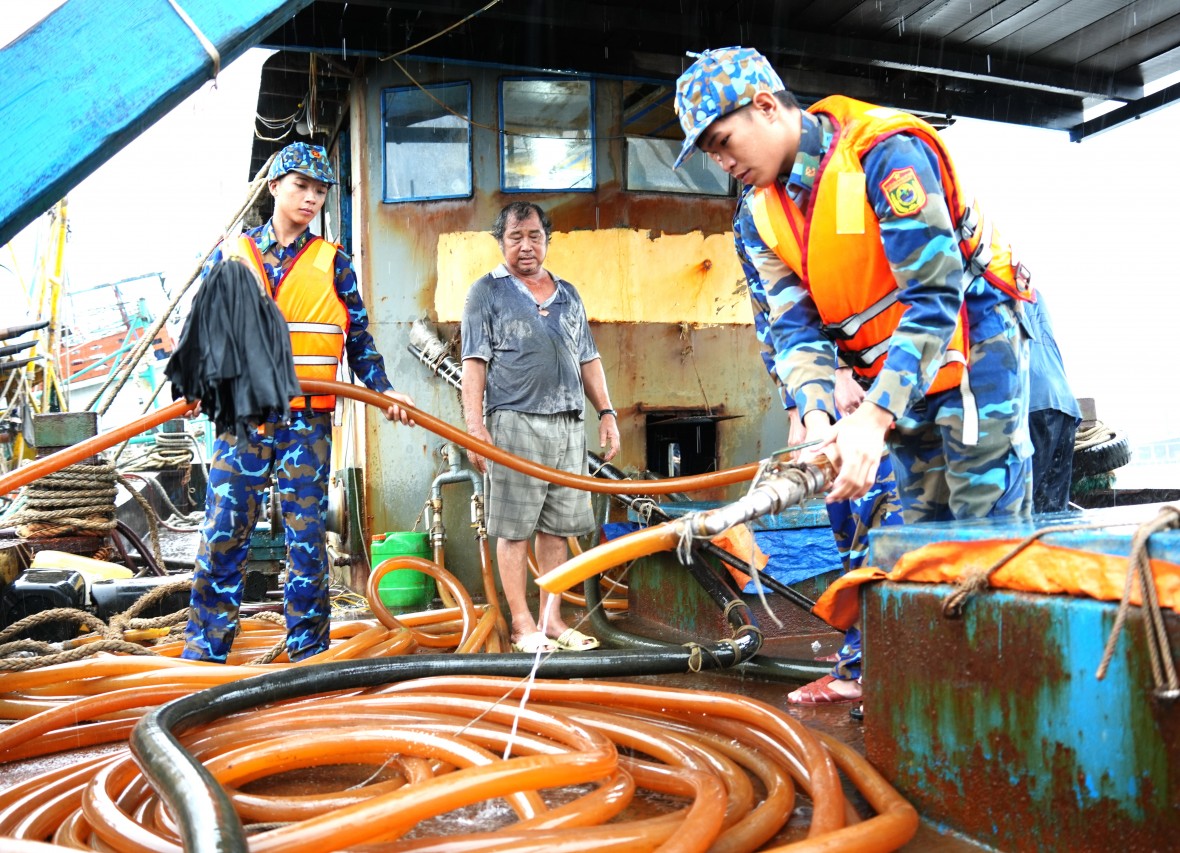 Cà Mau: Phát hiện 2 tàu cá vận chuyển trái phép hơn 80.000 lít dầu trên biển