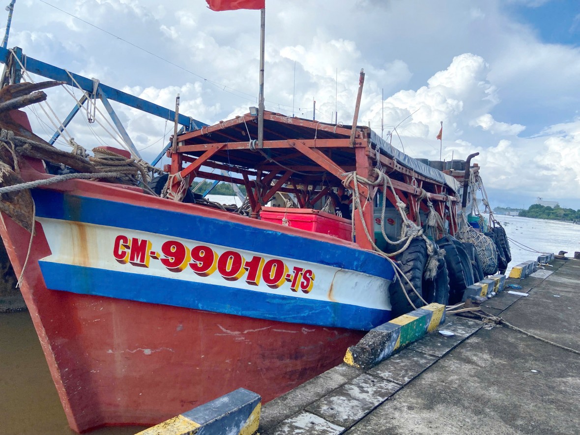 Cà Mau: Phát hiện 2 tàu cá vận chuyển trái phép hơn 80.000 lít dầu trên biển