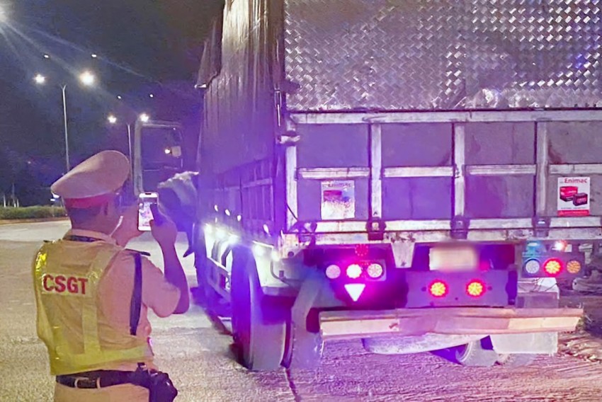 Đồng Nai: Tạm giữ xe tải chở chất thải không giấy phép