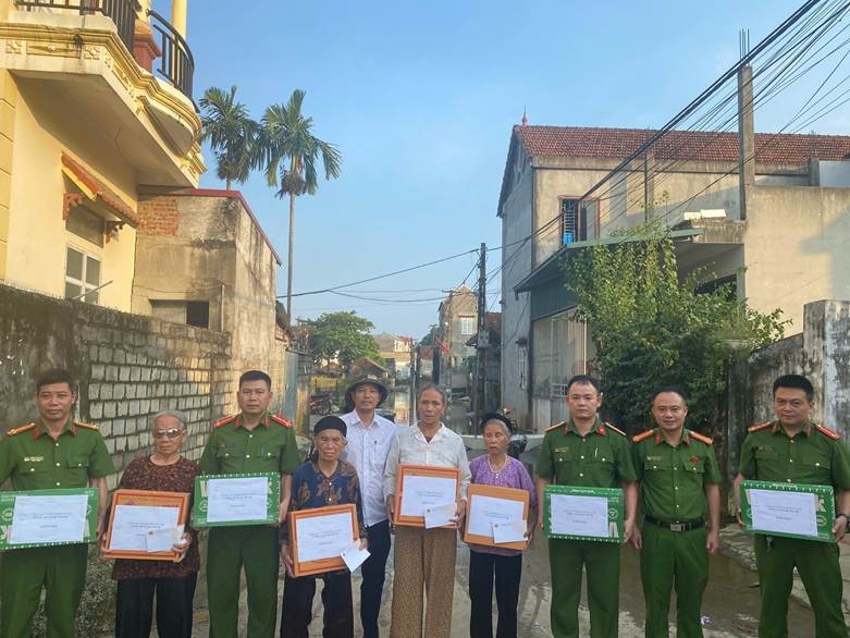 Công an các xã ngoại thành Hà Nội nỗ lực giúp dân khắc phục hậu quả sau mưa lũ