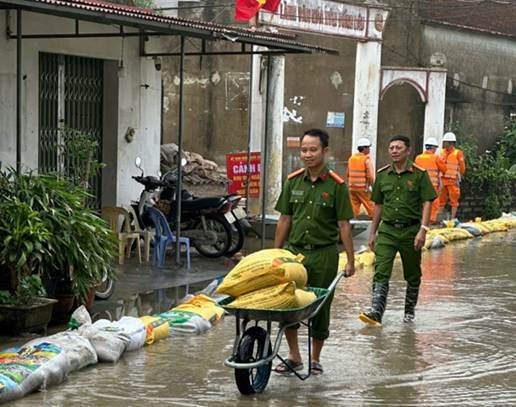 Công an các xã ngoại thành Hà Nội nỗ lực giúp dân khắc phục hậu quả sau mưa lũ