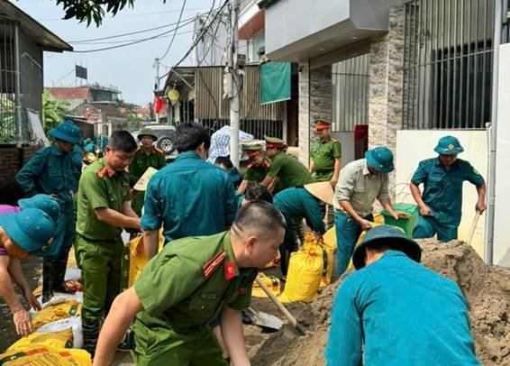 Công an các xã ngoại thành Hà Nội nỗ lực giúp dân khắc phục hậu quả sau mưa lũ