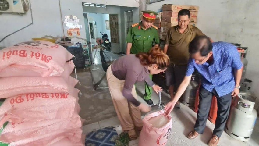 Cơ quan chức năng TP Cần Thơ kiểm tra Công ty Tấn Phát do vi phạm các qui định về hàng hóa. 