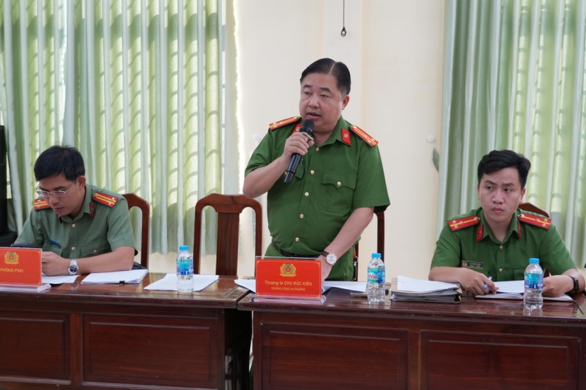 Thượng tá Chu Đức Kiên - Trưởng Công an phường Tân Triều đã báo cáo kết quả 1 năm triển khai lực lượng tham gia bảo vệ ANTT ở cơ sở tại địa bàn