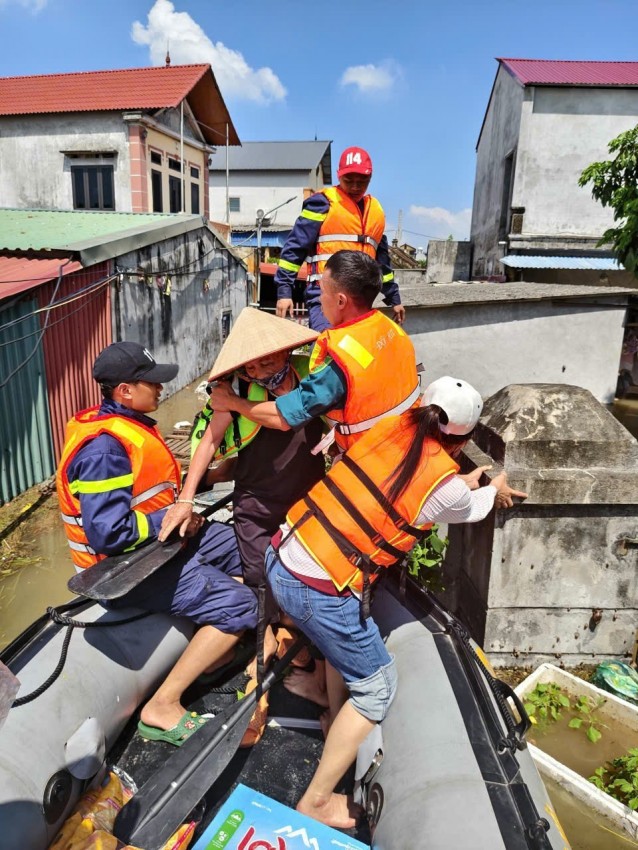 Cảnh sát PCCC và CNCH Hà Nội hỗ trợ người dân sơ tán khỏi vùng ngập sâu
