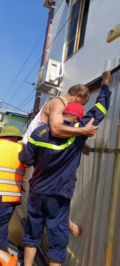 Cảnh sát PCCC và CNCH Hà Nội hỗ trợ người dân sơ tán khỏi vùng ngập sâu