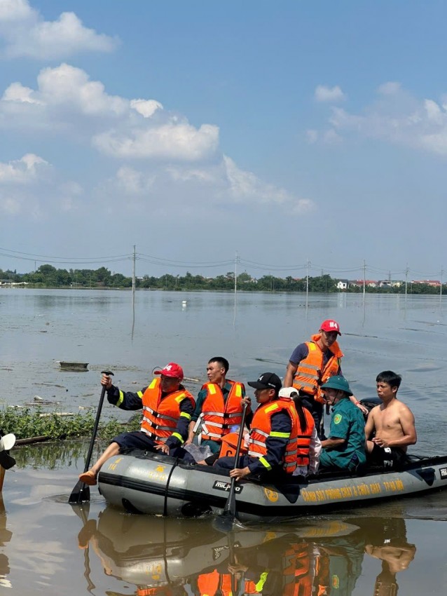 Cảnh sát PCCC và CNCH Hà Nội hỗ trợ người dân sơ tán khỏi vùng ngập sâu