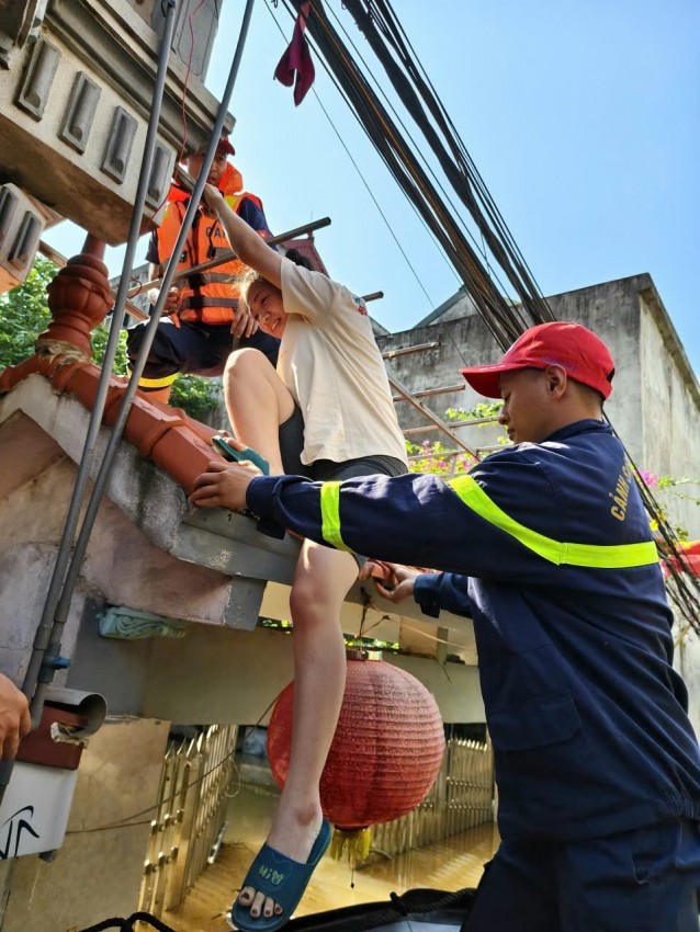 Cảnh sát PCCC và CNCH Hà Nội hỗ trợ người dân sơ tán khỏi vùng ngập sâu