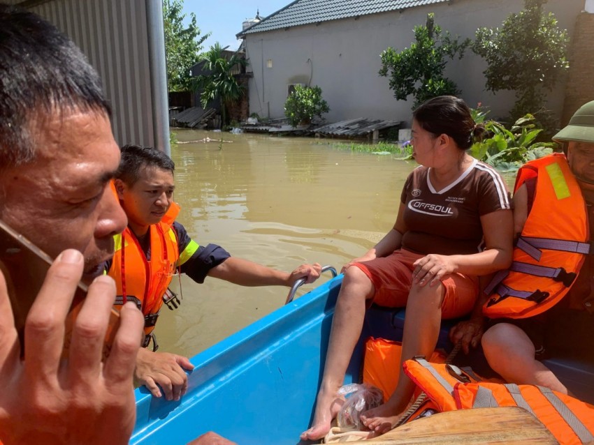 Cảnh sát PCCC và CNCH Hà Nội hỗ trợ người dân sơ tán khỏi vùng ngập sâu