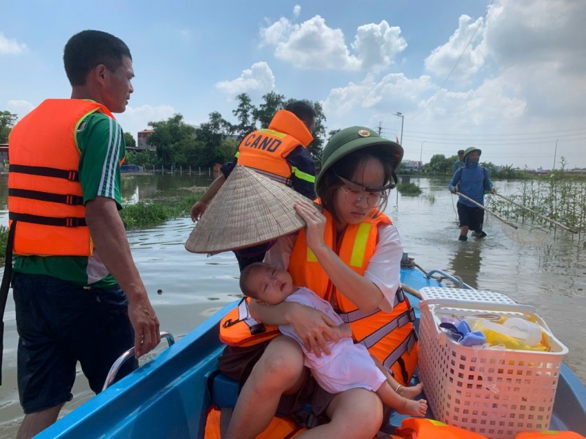 Do ảnh hưởng của hoàn lưu bão số 11, mực nước sông Cầu dâng cao, gây ngập lụt cục bộ tại một số xã thuộc ngoại thành Hà Nội.