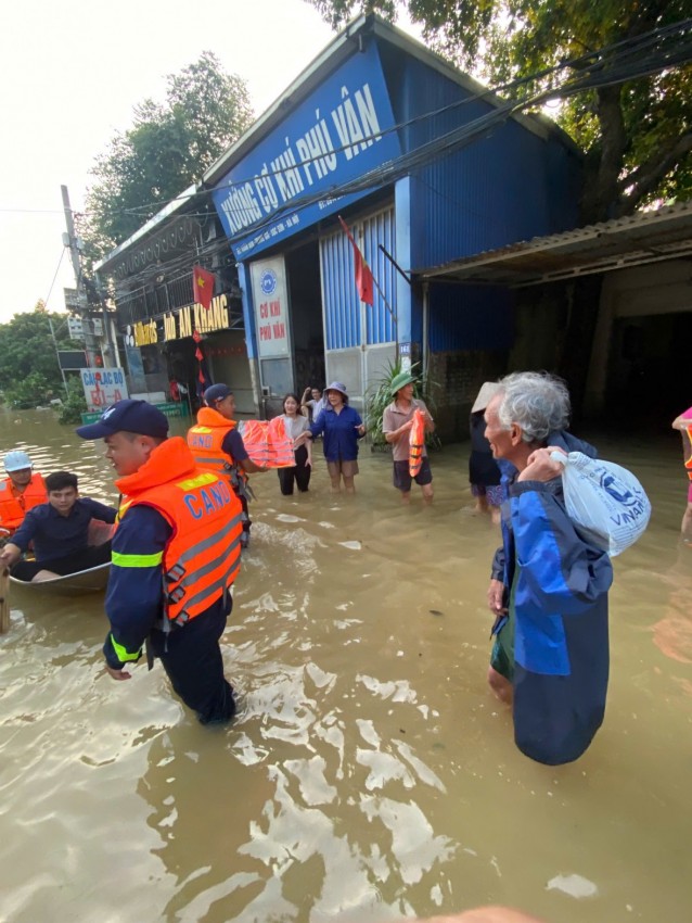 Cảnh sát PCCC và CNCH Hà Nội hỗ trợ người dân sơ tán khỏi vùng ngập sâu