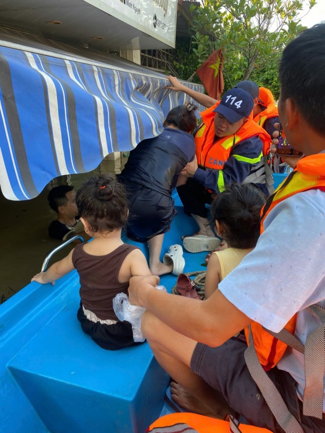 Cảnh sát PCCC và CNCH Hà Nội hỗ trợ người dân sơ tán khỏi vùng ngập sâu