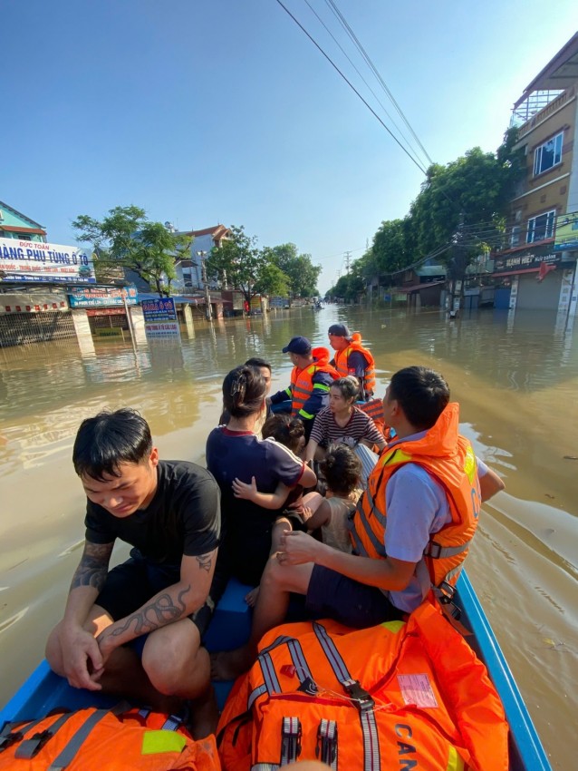 Cảnh sát PCCC và CNCH Hà Nội hỗ trợ người dân sơ tán khỏi vùng ngập sâu