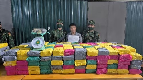 Khen thưởng chuyên án bắt giữ các đối tượng vận chuyển 500kg ma túy