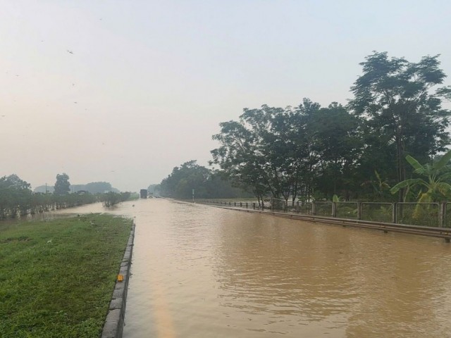 Ngập trên cao tốc Hà Nội – Thái Nguyên, xe dưới 9 chỗ chuyển hướng qua Quốc lộ 3