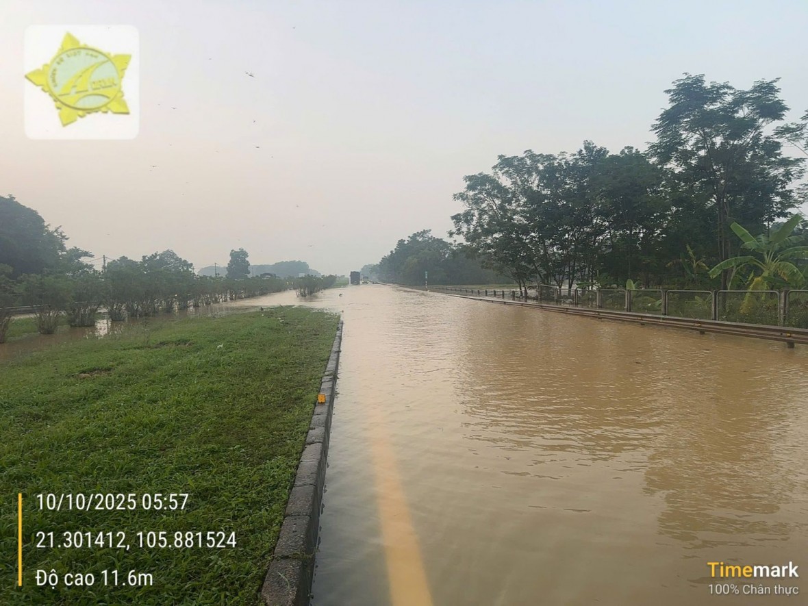 Ngập trên cao tốc Hà Nội – Thái Nguyên, xe dưới 9 chỗ chuyển hướng qua Quốc lộ 3