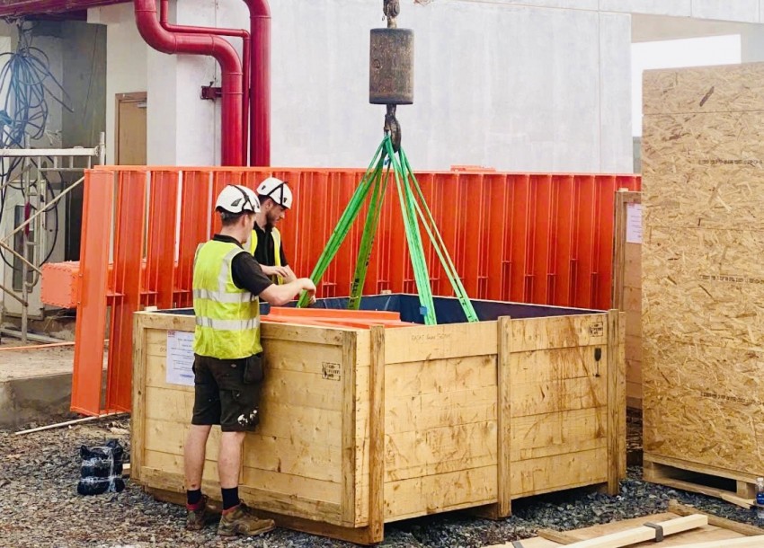 Kỹ sư kiểm tra thiết bị trước khi lắp đặt tại trạm radar sân bay Long Thành.