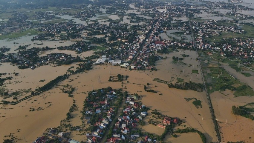 Theo thống kê cho thấy gần 3.300 hộ dân ở Hà Nội bị ảnh hưởng bởi ngập nước, gần 8.500 người chủ yếu ở các xã Trung Giã, Thư Lâm, Tiến Thắng, Đa Phúc đã được sơ tán.