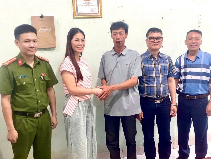 Chị Bùi Thị Hoa và anh Vũ Duy Mạnh