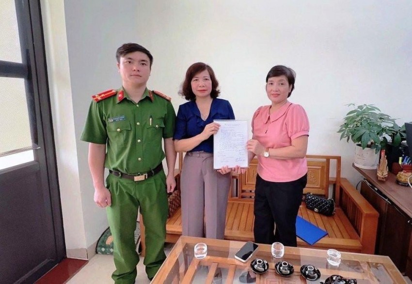 Bất ngờ nhận được số tiền khổng lồ trong tài khoản, nữ giáo viên lập tức báo Công an