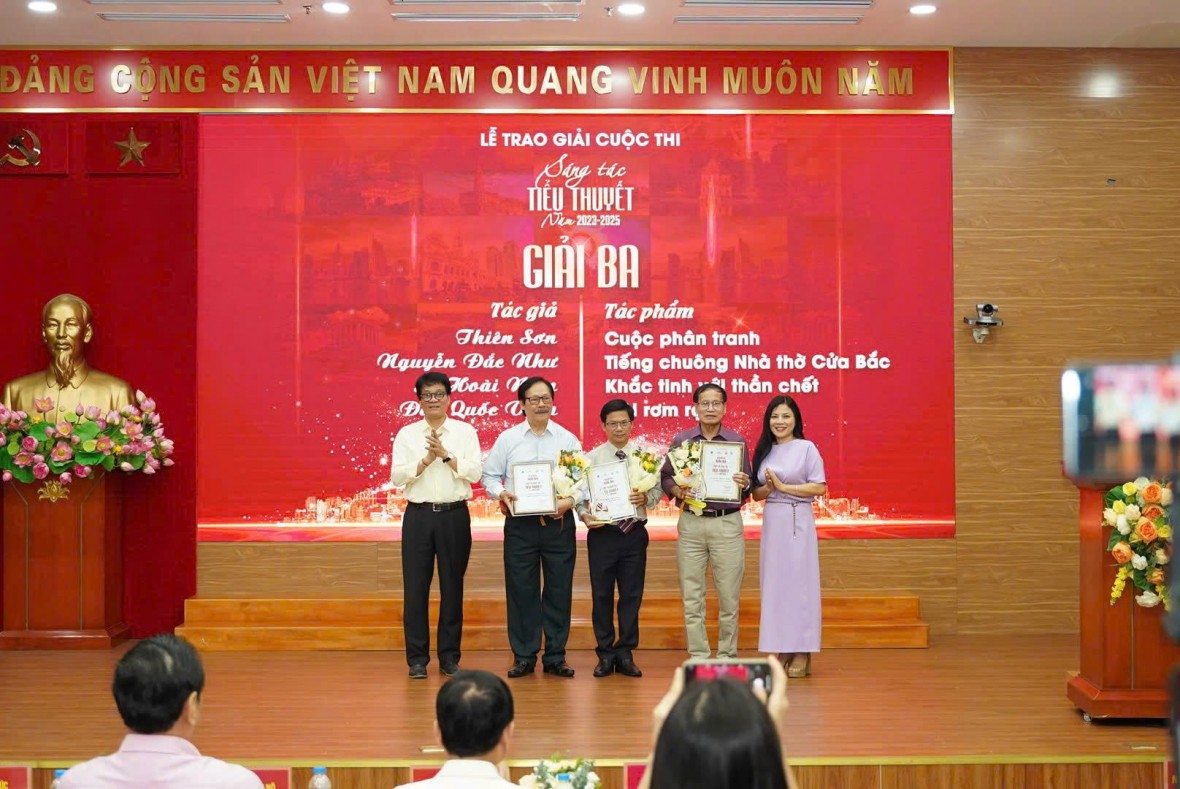 Trao giải Cuộc thi Sáng tác Tiểu thuyết Thời báo Văn học nghệ thuật lần thứ I