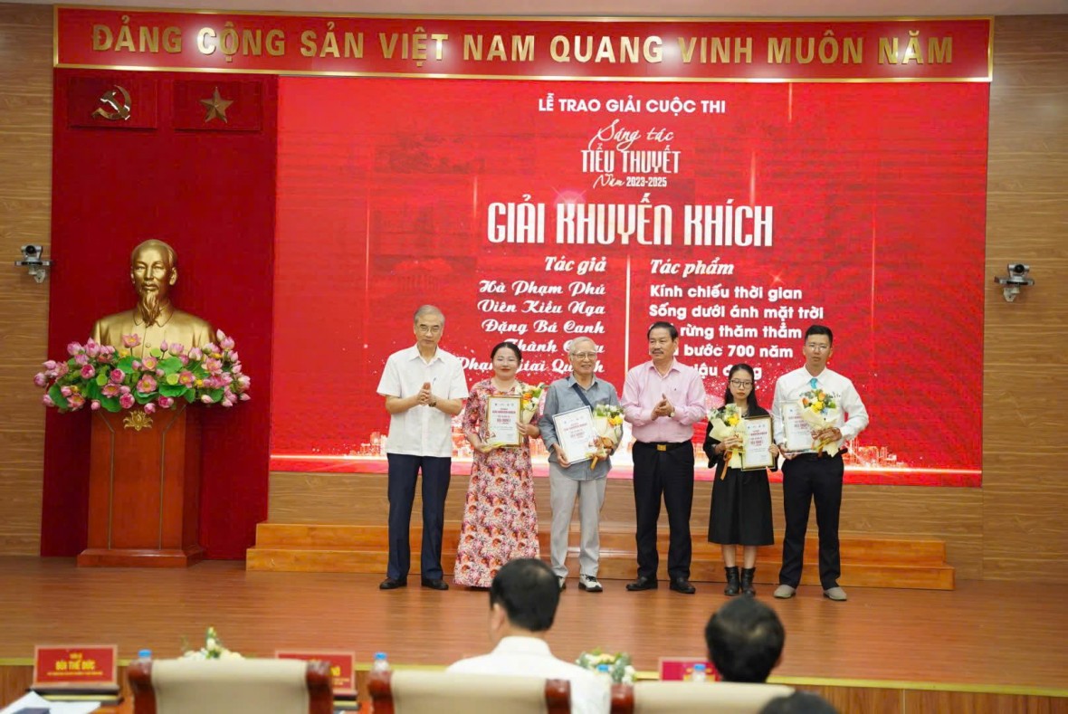 Trao giải Cuộc thi Sáng tác Tiểu thuyết Thời báo Văn học nghệ thuật lần thứ I