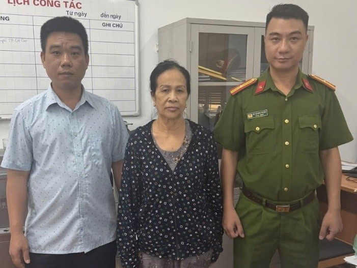 Đối tượng Nguyễn Thị Liễu đến cơ quan Công an đầu thú.