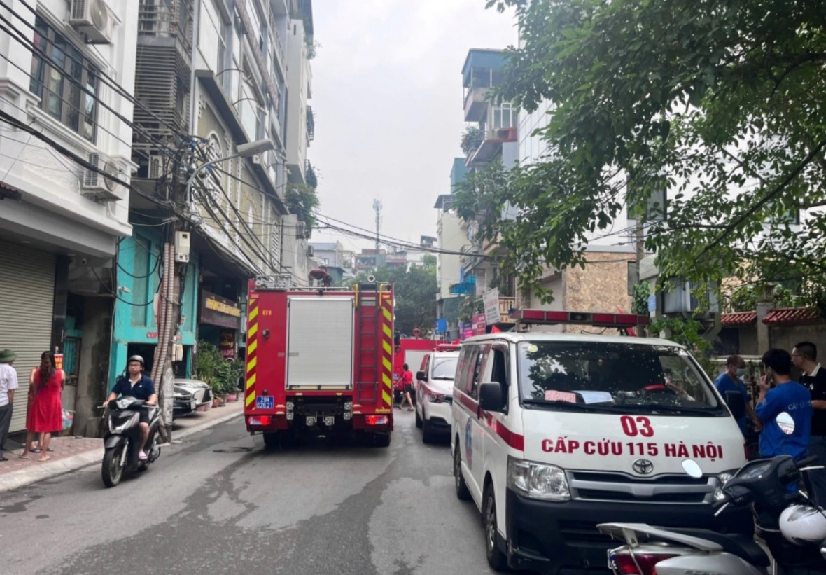 Xe cấp cứu chờ ngoài đường Xã Đàn để đưa nạn nhân đến bệnh viện.