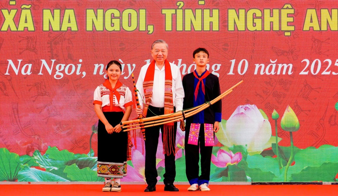 Đại diện học sinh trên địa bàn xã Na Ngoi kính tặng đồng chí Tổng Bí thư Tô Lâm chiếc Khèn của người dân tộc Mông và chiếc Khăn Piêu của dân tộc Thái.