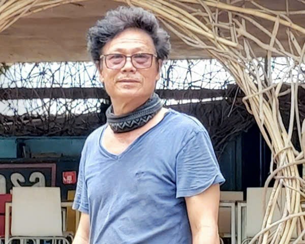 Cuộc sống ca sĩ của Cao Minh suốt bốn thập niên là những đêm lưu diễn, những buổi tập thanh nhạc, những bản nhạc cách mạng ngân vang trong lòng người nghe.