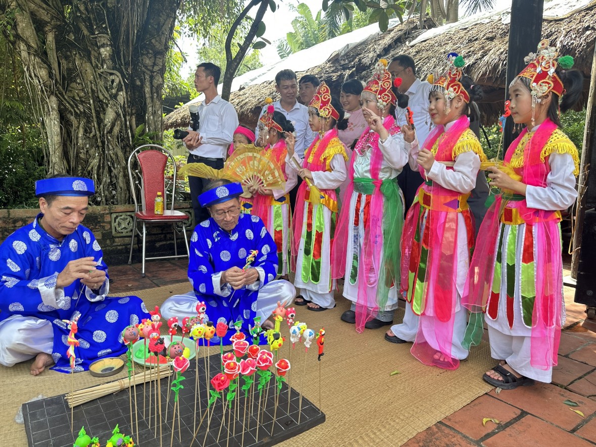 Hà Nội nỗ lực liên kết phát triển thiết kế với các sản phẩm khảm trai sơn mài