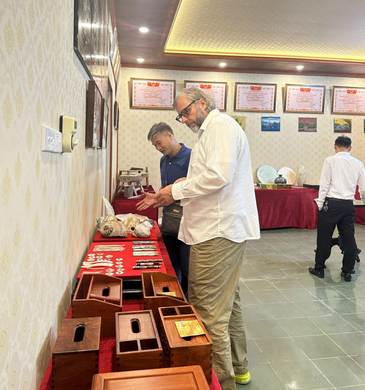 Hà Nội nỗ lực liên kết phát triển thiết kế với các sản phẩm khảm trai sơn mài