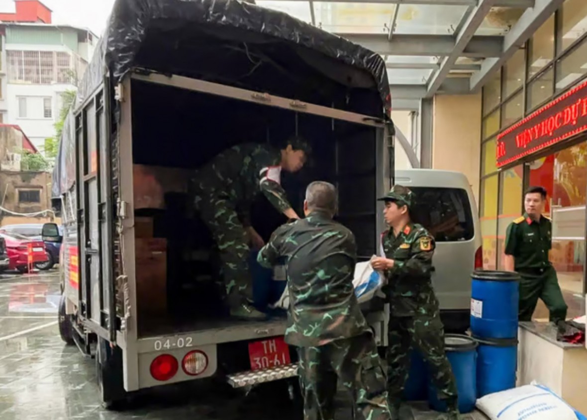 Cán bộ, nhân viên quân y vận chuyển Cloramin B (hóa chất khử khuẩn nước) và phèn chua lên xe để thực hiện nhiệm vụ