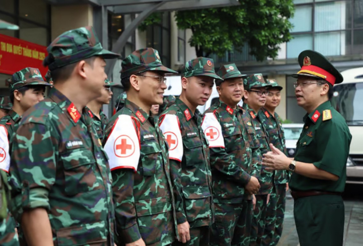 Đại tá Lê Văn Đông, Phó Cục trưởng Cục Quân y, Tổng cục Hậu cần - Kỹ thuật động viên lực lượng quân y làm nhiệm vụ hỗ trợ nhân dân ở địa bàn Quân khu 1